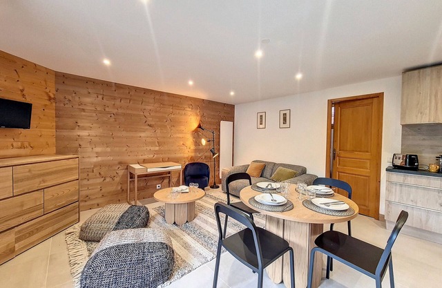 Spacious & Luminous Apartment - Near Slopes, Balcony, 4 Guests, WiFi, TV, Kitchen