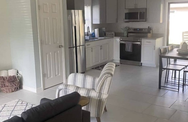 Space Coast Getaway! Cozy house located close to all the fun parts of FL!
