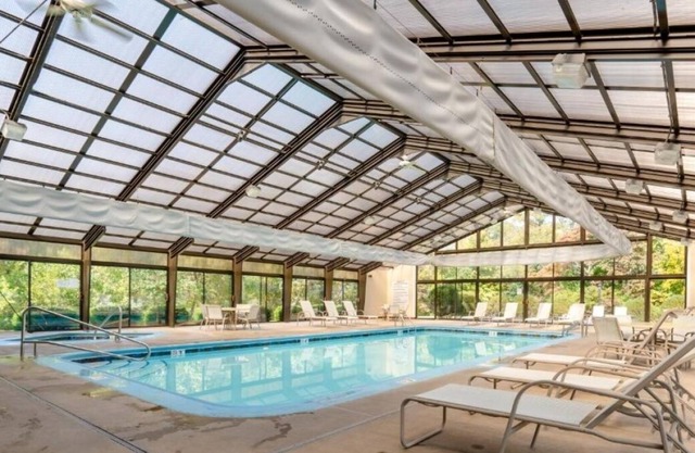 Space & Comfort for Groups! Full Kitchen, Outdoor Terrace and FREE Parking!