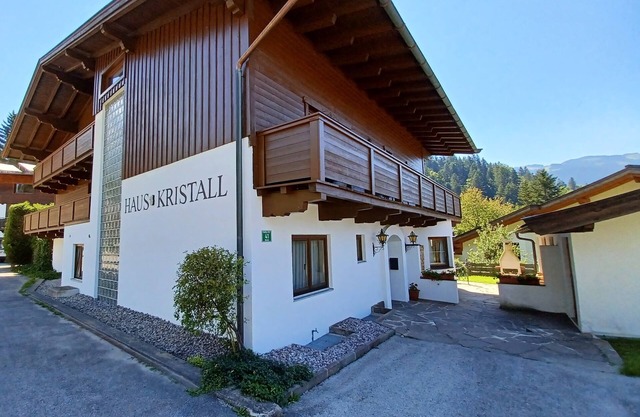 Spacious vacation apartment with fireplace + children's play corner, 10 + 2 persons