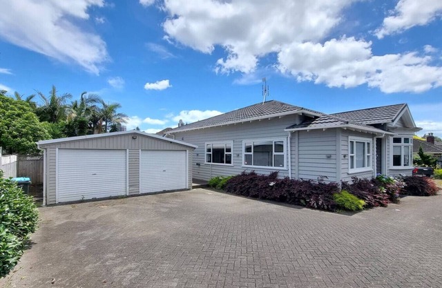 Spacious 5-bedroom Bungalow in Remuera w Parking