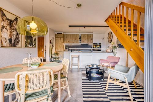 Spacieux duplex avec accès direct au bains