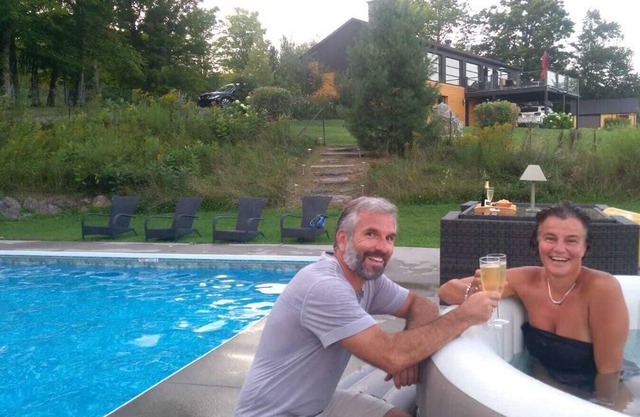 Spacieux & lumineux chalet, piscine & sauna, nature.
