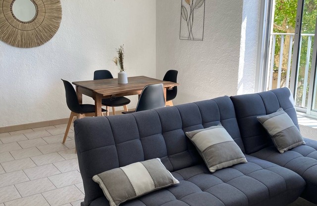 Spacious 2 bedrooms/closed private parking