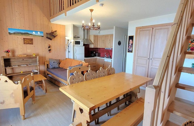 Spacious Duplex Apartment for 8/9 with South-Facing Terrace, Free Wi-Fi, Pet-Friendly