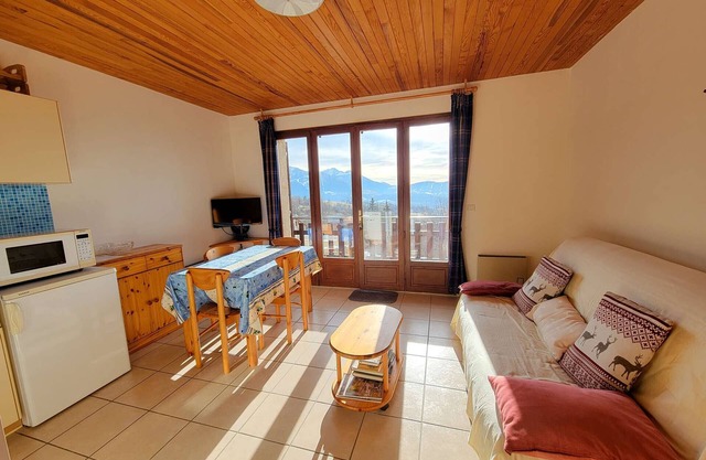Spacious studio for 4 with balcony in Saint-Michel-de-Chaillol