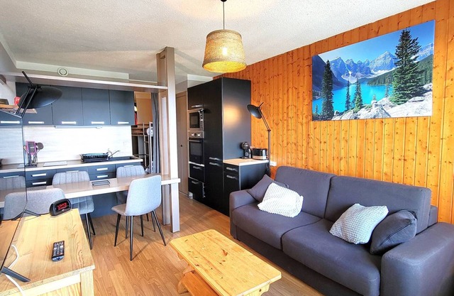 Spacious Studio for 4/6 - Ski, Hikes, South Balcony, Pet-Friendly