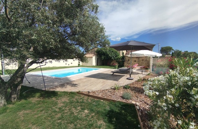 SPACIOUS VILLA with LARGE GARDEN and POOL near AVIGNON