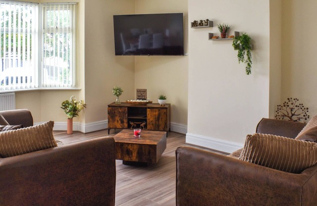 Spacious, stylish coastal duplex with sea-view decking and balcony.