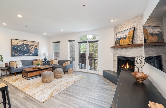 Spacious 1 BDR Mountain Village Condo with Balcony