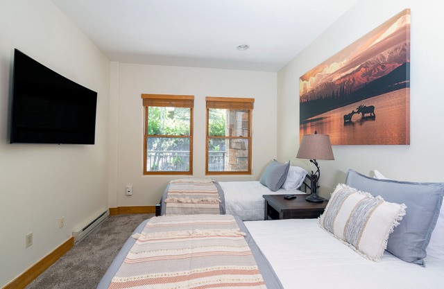 Spacious 1 BDR Mountain Village Condo
