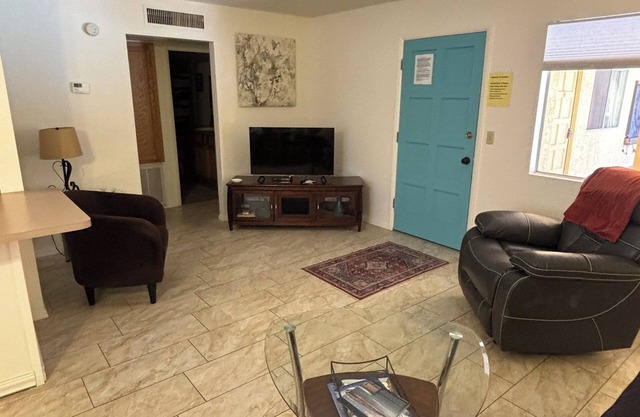 Spacious 1 bedroom sleeps 6. Pool, Boat Parking. Walking distance to Downtown