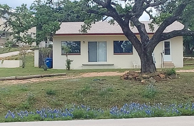 Spacious 1 bedroom 1 bath house sleeps 5 one block from Burnet County Boat Ramp