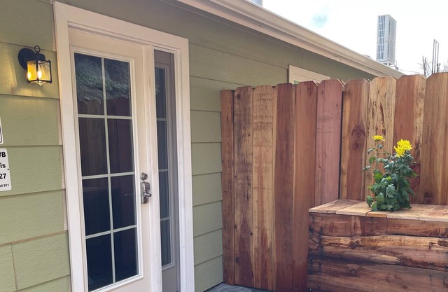 Spacious 1 Bedroom, 1 or 2 beds, Yosemite-Mariposa Guest Suite B