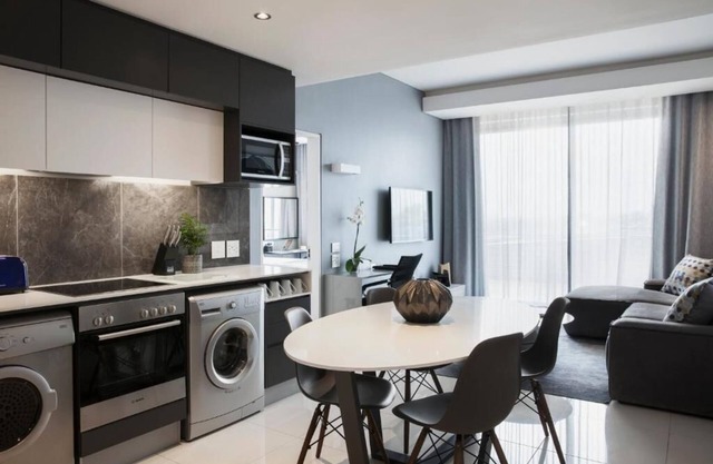 Spacious 1 Bedroom Apartment at Katherine Street, Sandton