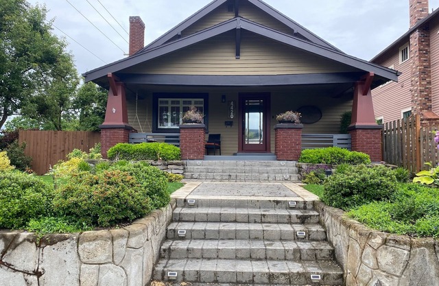 Spacious 1 Bedroom Apt in Alberta/Alameda Neighborhood