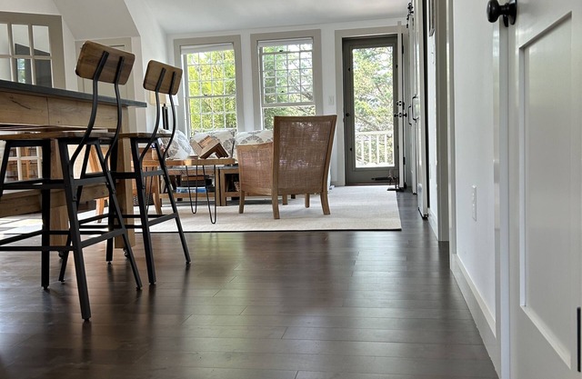 Spacious 1 bedroom/bath loft apartment 1 mile to town with outdoor deck & shower