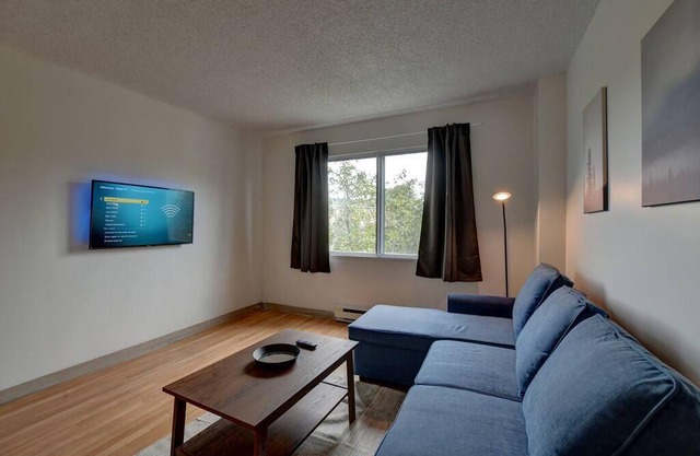Spacious 1 bedroom in Laval, wifi,parking all incl