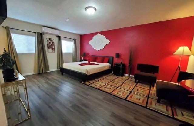 Spacious 1 Bedroom Studio with Private Bath & Kitchenette