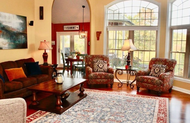 Spacious 1-level ranch, mtn. views, htd. flrs , fire pit, 10 mi. to Okemo!