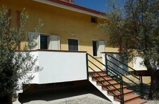 Spacious 10 bed town house 250 metres from the beach