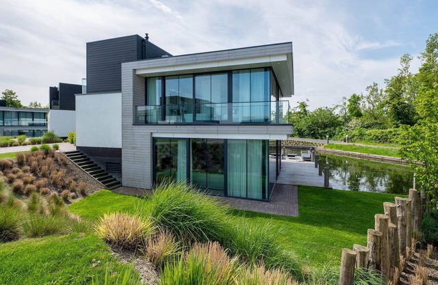Spacious 10-person waterfront villa