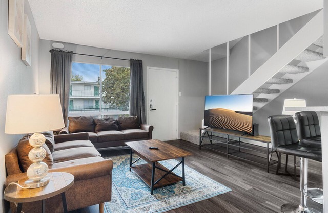 Spacious 1BR in Hydepark 0196