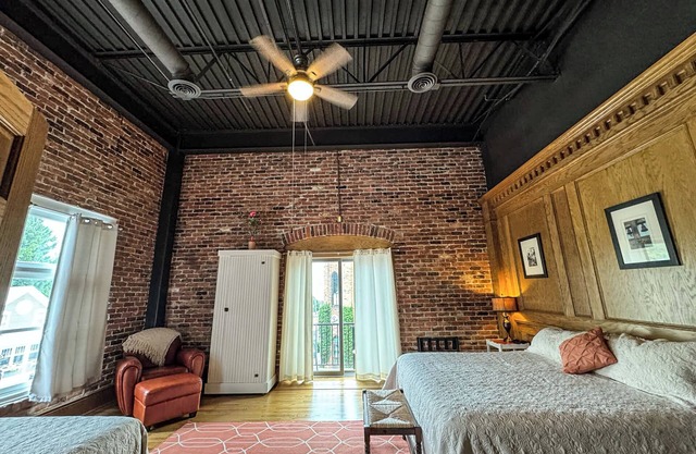 Spacious 2,200 sq/ft Suite in Center of Lexington! Lake View, Balconies & More!