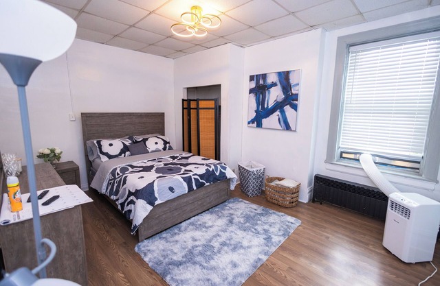 Spacious 2 BDR 10 minutes from Downtown! Pet Friendly, Free Wifi and Parking