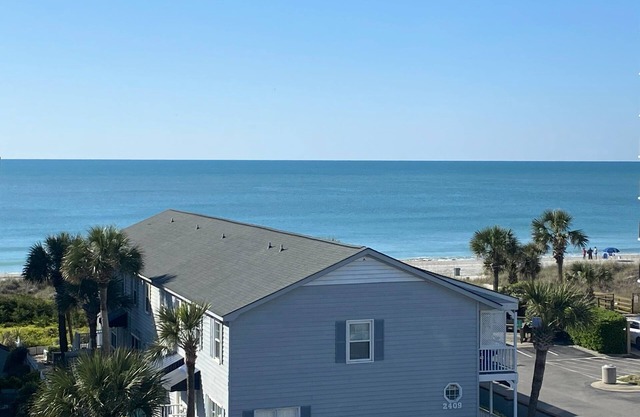 Spacious 2 Bedroom/2 bathroom Condo with Ocean View, Pool, Elevator, and Balcony