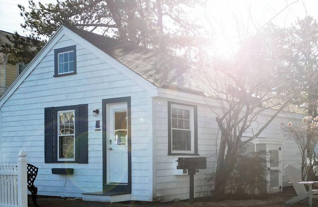 Spacious 2 bedroom cabin, 50ft from the beach