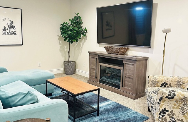 Spacious 2 Bed/1 Bath Basement Getaway - Sleeps 6