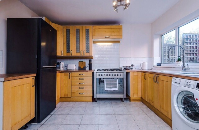 Spacious 2 Bed | Contractors+Groups |Free Parking!