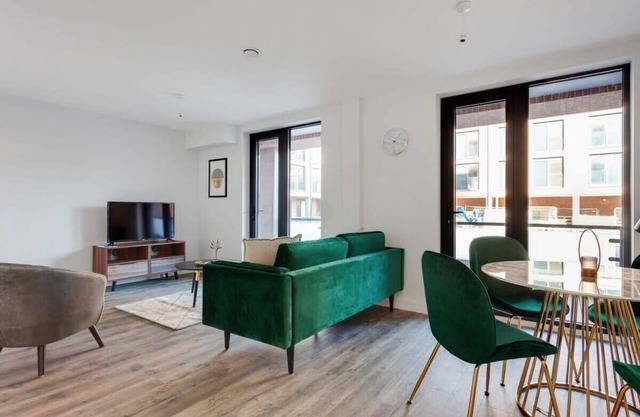 Spacious 2 Bed Flat In Birmingham With Parking