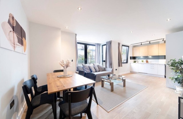 Spacious 2 Bed/2.5 Bath Flat - Quiet and Central