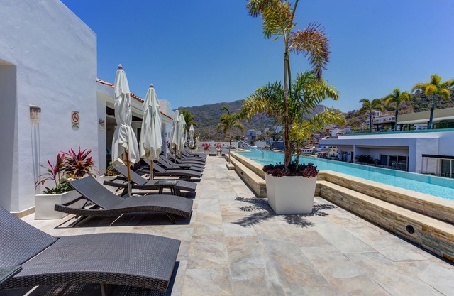Spacious 2 bed 2 bath Romantic Zone Condo w/Pool