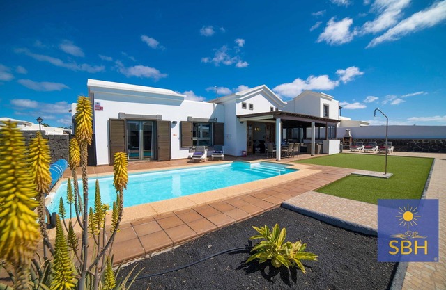 Spacious 2 bed property with Pool, Hot tub and Air conditioning