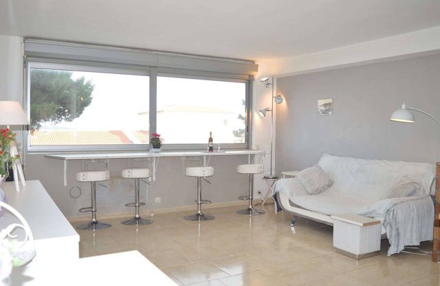 Spacious 2-Bedroom Apartment, Sleeps 6, Close to Port and Nature Reserve, Parking, Washer/Dishwasher