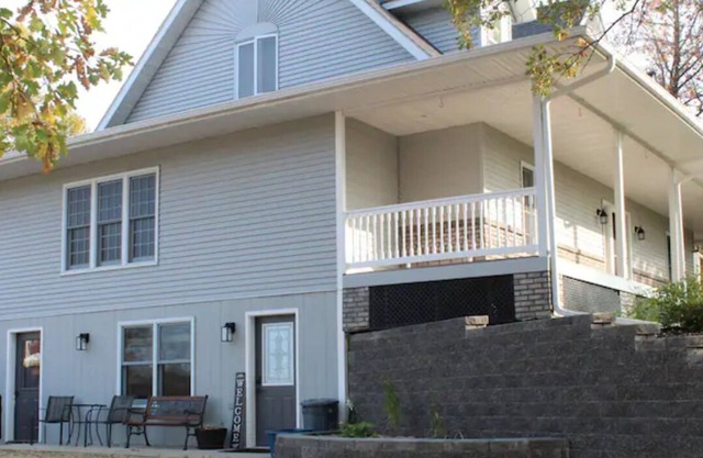 Spacious 2 bedroom 1 bath basement apartment in Gray House on the Hill