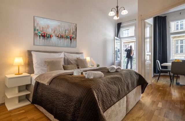 Spacious 2-bedroom apartment in Old Town by easyBNB