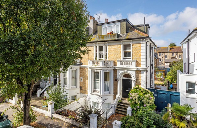 Spacious 2 bedroom apartment with beautiful garden