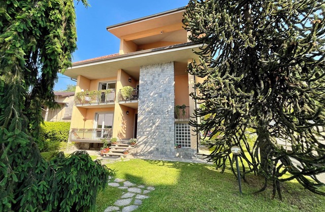 Spacious 2-bedroom apartment with garden in AronanCIN: IT003008C2OOZK44VN