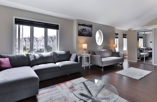 Spacious 2-bedroom Apt. in DIX30 close to DT