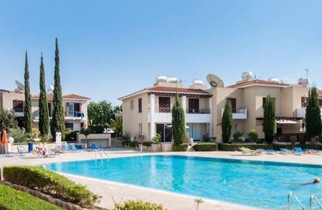Spacious 2 bedroom townhouse, large pool, FREE WIFI
