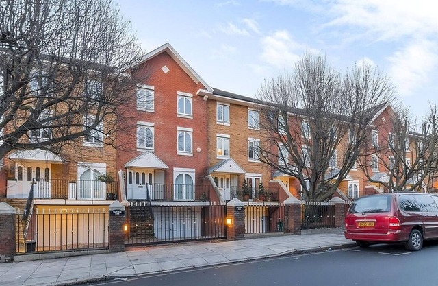 Spacious 2-bedroom Townhouse with Garden & Patio