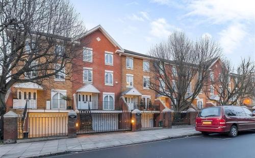Spacious 2-bedroom Townhouse with Garden & Patio