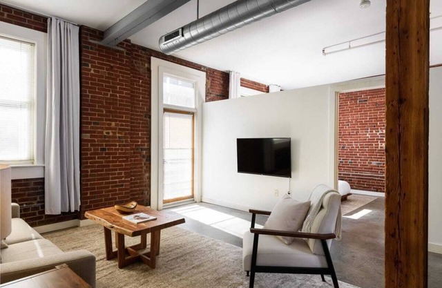 Spacious 2 BR Apt with Full Kitchen