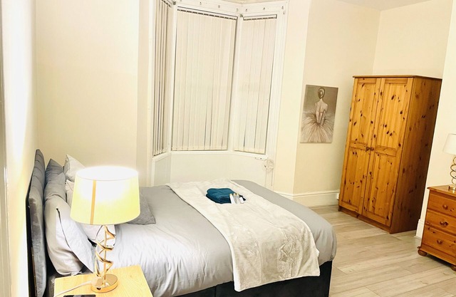 Spacious 2 Bedroom Apt Newcastle Upon Tyne with Free Parking and Wifi