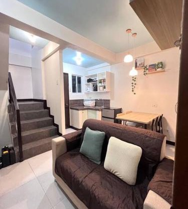 Spacious 2-Level 2BR Cozy Apartment