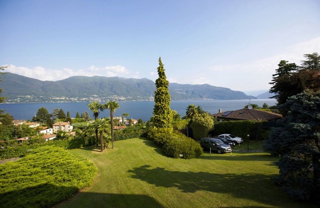 Spacious 2-room apartment with about 1. 300 m² large well-kept garden plot